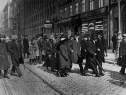 Ленин и группа русских политэмигрантов в Стокгольме по пути из Швейцарии в Россию, март 1917
